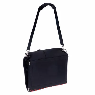 Sac de transport noir en tissu avec bandoulière réglable, poche zippée sur le côté et détails rouges visibles sur la base.