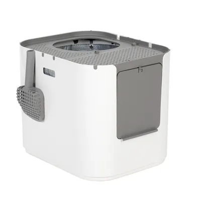 Bílá kočičí toaleta se šedým víkem, integrovaným držákem na lopatku a horním vstupem. Moderní design pro diskrétní použití.