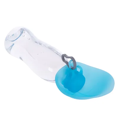 Trinkflasche mit integriertem blauen Wassernapf und grauem Haltegriff, geeignet für unterwegs.