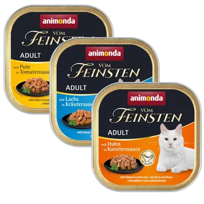 Tres envases de comida para gatos Animonda Vom Feinsten Adult: pavo en salsa de tomate, salmón en salsa de hierbas y pollo en salsa de zanahoria. Imagen de un gato blanco en el envase naranja.
