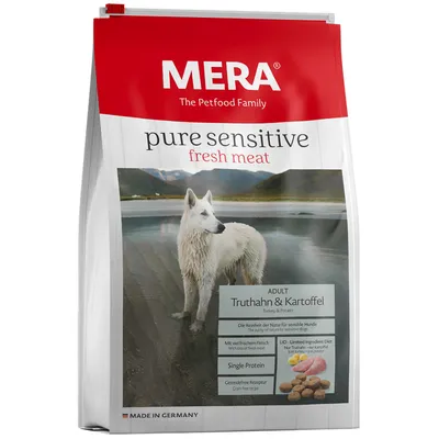 MERA pure sensitive fresh meat ADULT Truthahn & Kartoffel -koiranruokapakkaus, kuvassa valkoinen koira rannalla. Tekstit: Single Protein, Grain-free recipe, Made in Germany.