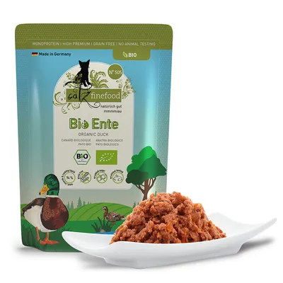 catz finefood Bio Ente N°505 macskaeledel tasakban, előtte tálban nedves eledel. Feliratok: Made in Germany, BIO, 94 % hús, gabonamentes, állatkísérlet-mentes.
