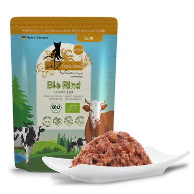 catz finefood Bio Rind macskaeledel tasakban, előtte tálon nedves eledel. Feliratok: Made in Germany, BIO, 94 % hús, gabonamentes, állatkísérlet-mentes.