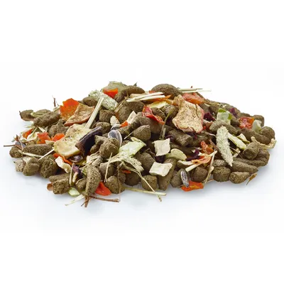 Mixture of pellets, dried vegetables and herbs. Visible are red pepper pieces, white cabbage leaves, sunflower seeds and dried grasses.