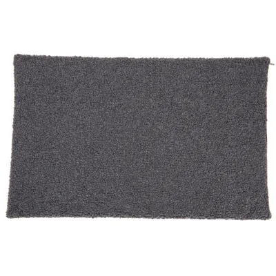 Graue rechteckige Matte mit weicher, flauschiger Oberfläche.