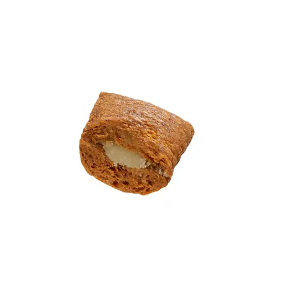 Nahaufnahme eines braunen Snacks mit weicher, weisser Füllung. Zeigt die Textur und Zusammensetzung des Produkts.