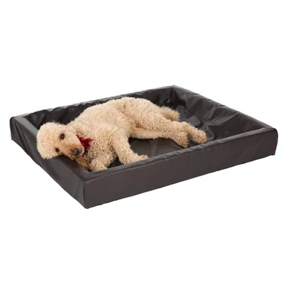 Rechteckiges Hundebett aus braunem Kunstleder mit erhöhtem Rand, geeignet für mittelgrosse Hunde.
