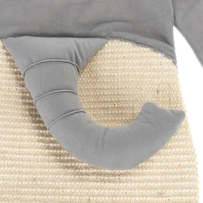 Kratzmatte aus Sisal mit grauem Plüsch-Element in Form eines Elefantenrüssels.