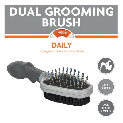 DUAL GROOMING BRUSH, DAILY, Detangle and remove loose topcoat hair, ALL SIZES, ALL HAIR TYPES. Bild på borste med handtag och två sidor för pälsvård.