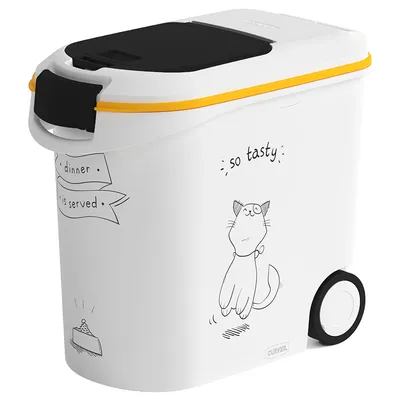 Weisser Futterbehälter mit gelbem Verschluss, Zeichnung einer Katze und Text 'dinner is served' sowie 'so tasty'. Mit Rollen für einfache Bewegung.