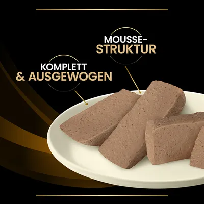 Mousse-Struktur, komplett und ausgewogen. Darstellung von braunen Mousse-Stücken auf einem weissen Teller.