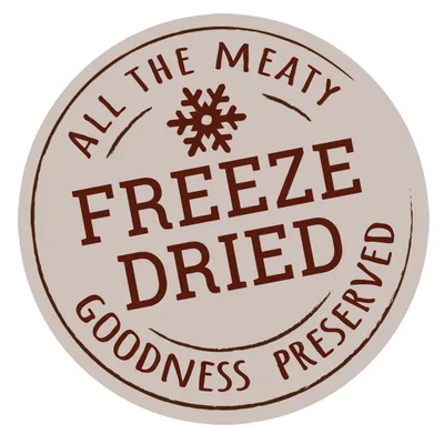 Κείμενο στα αγγλικά: ALL THE MEATY FREEZE DRIED GOODNESS PRESERVED. Το κείμενο εμφανίζεται σε στρογγυλή ετικέτα με σύμβολο νιφάδας χιονιού.