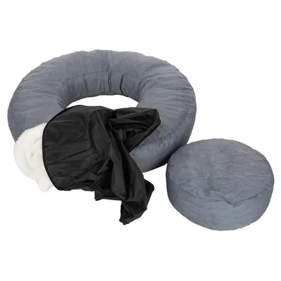 Rond, grijs kussenset met afneembare hoes en apart binnenkussen, deels geopend, materialen: stof en pluche zichtbaar.