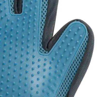 Blauer Pflegehandschuh mit Noppen und atmungsaktivem Netzmaterial, geeignet für Fellpflege.