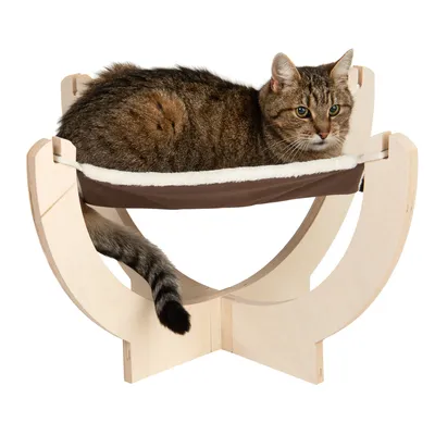 Træstel med brun hængekøje, en stribet kat ligger på den. Produkt til afslapning eller soveplads for katte.