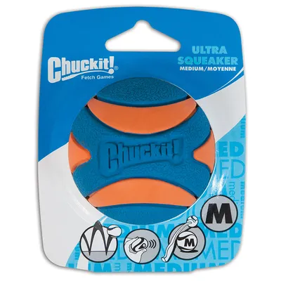 Chuckit! Ultra Squeaker Ball, storlek medium, blå-orange, med pipljud. Förpackningen visar symboler för kastleksak och medelstorlek.