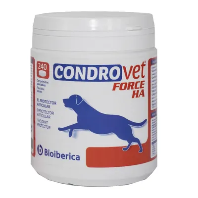 Envase de Condrovet Force HA, 240 comprimidos palatables. Texto visible: El protector articular. Marca Bioiberica. Imagen de silueta de perro azul en la etiqueta.