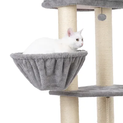 Arbre à chat en tissu gris avec poteaux en sisal, panier suspendu et balle jouet, chat blanc allongé dans le panier.