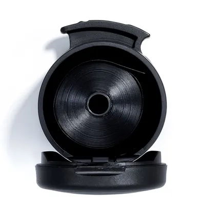 Czarny plastikowy pojemnik z otwartą pokrywką, widok od góry na rolkę w środku. Brak widocznych marek ani tekstu.