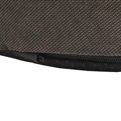 Nahaufnahme eines braunen Stoffbezugs mit sichtbarem schwarzen Reißverschluss