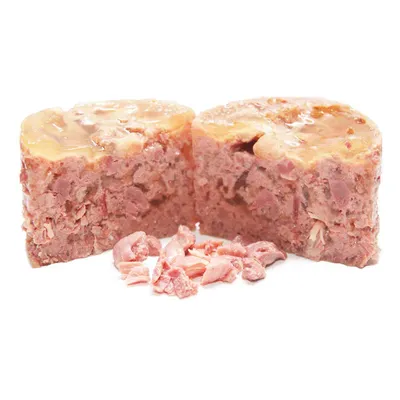 Cibo umido per animali tagliato a metà, consistenza compatta con pezzi visibili di carne e gelatina, presentato su sfondo bianco.