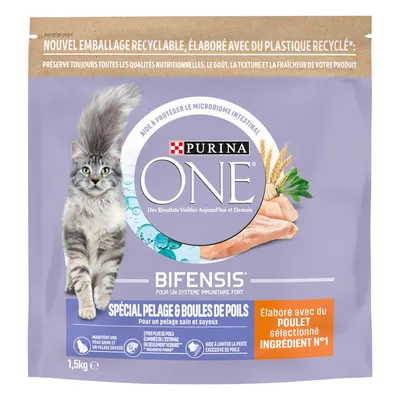 Συσκευασία Purina ONE Bifensis για γάτες, 1,5kg. Κείμενο στα γαλλικά: spécial pelage & boules de poils, élaboré avec du poulet sélectionné ingrédient n°1. Εικόνα γάτας και κοτόπουλου.