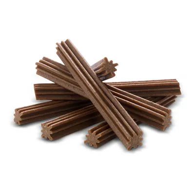 Varios palitos marrones con forma de estrella, apilados sobre fondo blanco. Producto masticable para mascotas, sin envase visible ni marcas identificables.
