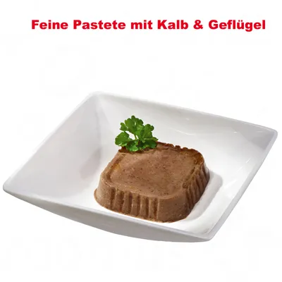 Pâté fin avec veau et volaille, servi dans un bol blanc, décoré d’un brin de persil.