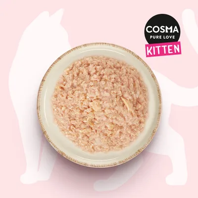 Cosma Pure Love Kitten. Schale mit zartem, rosa Nassfutter für Kätzchen auf rosa Hintergrund mit Katzenumriss.