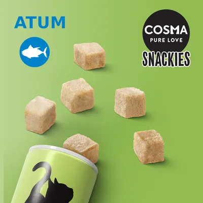 Cosma Pure Love Snackies, cubos de atum liofilizado, embalagem verde com silhueta de gato. Texto visível: ATUM, Cosma Pure Love Snackies.