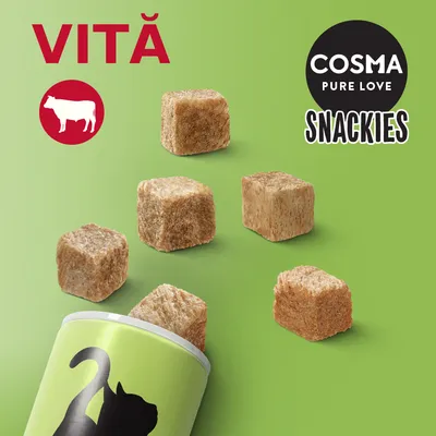 COSMA PURE LOVE SNACKIES, VITĂ. Cuburi de gustare pentru animale, imagine cu ambalaj verde și cuburi maro deschise. Siluetă de pisică vizibilă pe cutie.