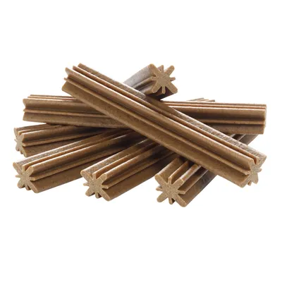 Brune, stjerneformede tyggepinde af presset materiale, stablet. Synlig struktur til tandpleje eller tygning.