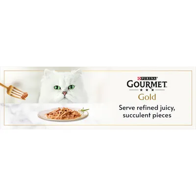 PURINA GOURMET Gold. Serve refined juicy, succulent pieces (κείμενο στα αγγλικά). Λευκή γάτα, πιάτο με κομμάτια τροφής και πιρούνι με τροφή.