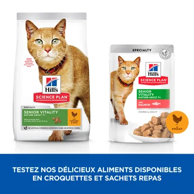 Hill's Science Plan Senior Vitality Mature Adult 7+ pour chat, croquettes Chicken & Rice et sachet repas au saumon, visuels des deux emballages avec morceaux de nourriture.