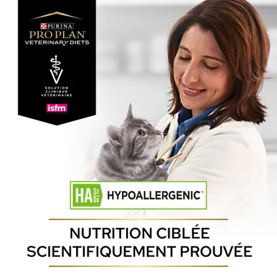 Purina Pro Plan Veterinary Diets, Solution clinique vétérinaire, ISFM, HA St/Ox Hypoallergenic, Nutrition ciblée scientifiquement prouvée, chat tenu par une personne en blouse blanche