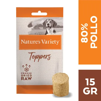 Bolsa Nature’s Variety Toppers, texto visible: 80 % pollo, 15 gr, Freeze Dried Raw. Producto alimenticio para mascotas en formato liofilizado.