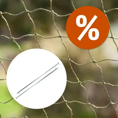 Rete a maglie larghe con due aste metalliche visibili e simbolo percentuale bianco su sfondo arancione, indicazione di offerta o sconto.