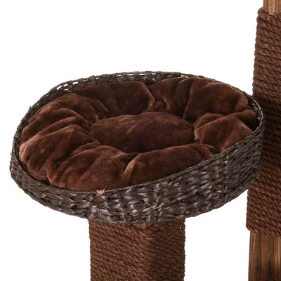 Braunes, gepolstertes Katzenbett aus geflochtenem Material auf einem Kratzbaum mit Seil umwickelten Säulen.