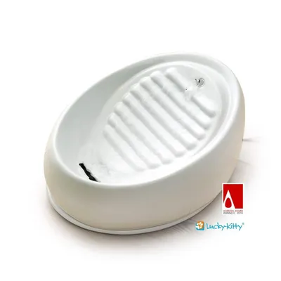 Fuente de agua blanca de cerámica con superficie acanalada, marca Lucky-Kitty. Sello A' Design Award Winner 2018 visible en la esquina inferior derecha.