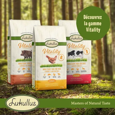 Sacs de croquettes Lukullus Vitality pour chiens adultes, 12 kg, variantes sanglier, poulet ou bœuf. Texte visible : « Découvrez la gamme Vitality » et « Masters of Natural Taste ».