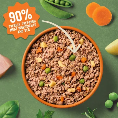Bowl of food with visible meat, peas and carrots. Text states 90% freshly prepared meat ingredients and veg.