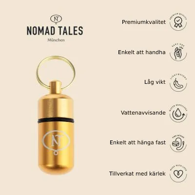 Nomad Tales München. Guldfärgad kapsel med nyckelring och text: Premiumkvalitet, Enkelt att handha, Låg vikt, Vattenavvisande, Enkelt att hänga fast, Tillverkat med kärlek.