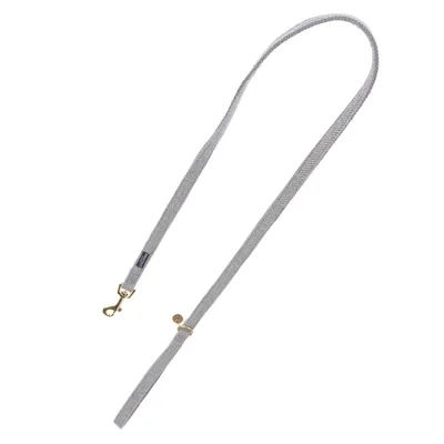 Graue Hundeleine mit goldfarbenem Karabinerhaken und verstellbarem Ring, aus Stoffmaterial.