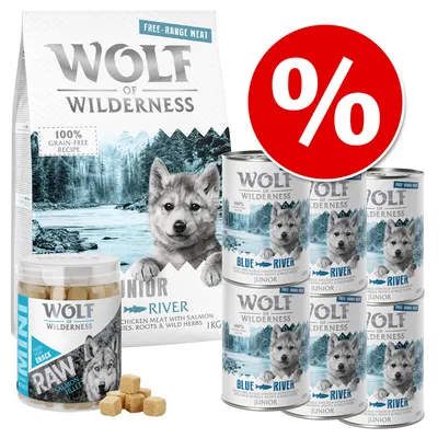 Sada Wolf of Wilderness: balení granulí, konzerv Blue River Junior a pamlsků Mini RAW Salmon. Viditelné texty: 100% grain-free recipe, free-range meat, chicken meat with salmon, roots & wild herbs.