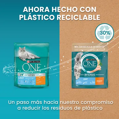 Purina ONE Bifensis Light para gatos, antes y ahora con plástico reciclable. Texto: 'Ahora hecho con plástico reciclable', símbolo de reciclaje 30 %, mensaje sobre reducir residuos de plástico.