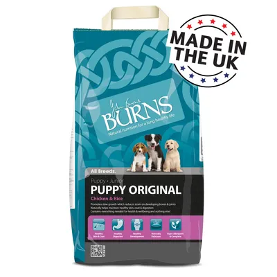 Burns Puppy Original Chicken & Rice -koiranruokapakkaus, kuvassa kolme pentukoiraa, teksti: Made in the UK. Pakkauksessa englanninkielisiä ominaisuuksia ja käyttöohjeita.