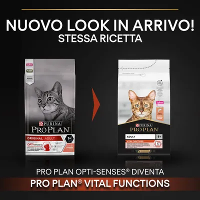 Immagine comparativa di due confezioni: Purina Pro Plan Opti-Senses diventa Pro Plan Vital Functions. Testo: Nuovo look in arrivo! Stessa ricetta. Adult 1+ visibile su entrambe.