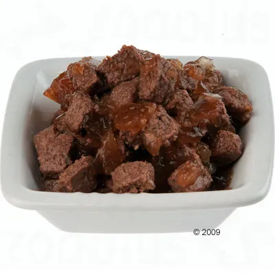 Ciotola con pezzi di carne in salsa, rappresentazione di cibo umido.