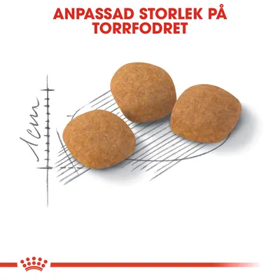 Tre bitar torrfoder med texten 'Anpassad storlek på torrfodret' och en skala som visar cirka 1 cm i diameter.