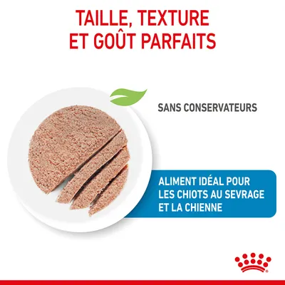 Taille, texture et goût parfaits. Sans conservateurs. Aliment idéal pour les chiots au sevrage et la chienne. Rondelle de pâtée découpée en tranches sur une assiette blanche.